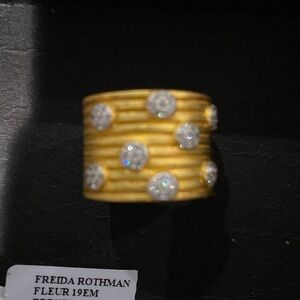 NWT SS Designer classic ring w:8 flowery shape Shiny stones